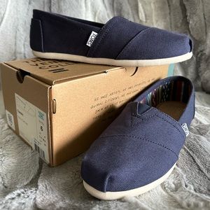 Classic canvas navy Toms, size 6